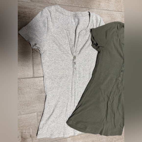NWOT Hollister Set of 2 Henley Short Sleeve Tops - Olive Green & Light Heather - Picture 3 of 7
